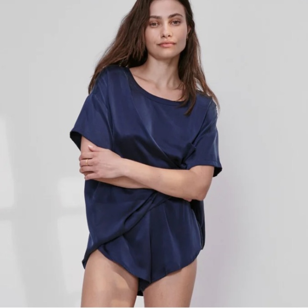 Lunya short sleeve silk tee tshirt and short set in navy xs/s